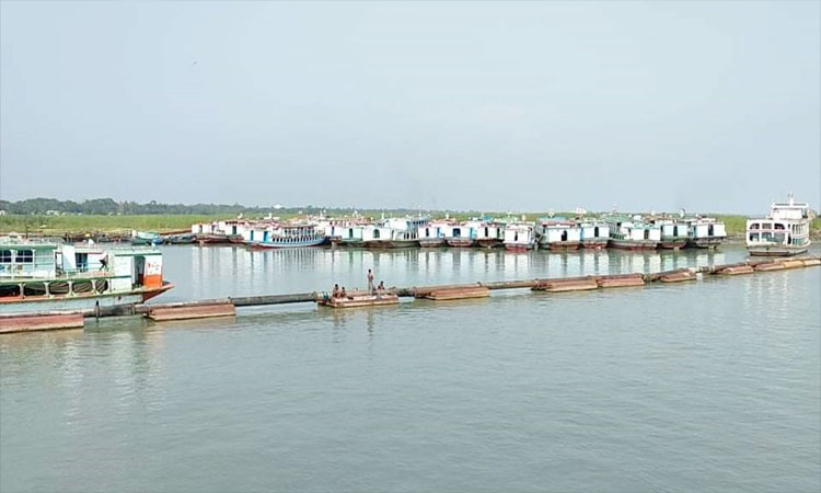 শিমুলিয়া ঘাটে লঞ্চ চলাচল ঠেকাতে নদীতে লোহার পাইপ দিয়ে বেড়া